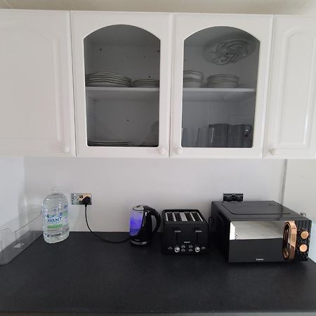 Roomz-Gatwick-London-Airport Parking-Travel Service Ifield Exteriör bild