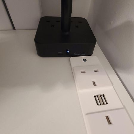 Roomz-Gatwick-London-Airport Parking-Travel Service Ifield Exteriör bild