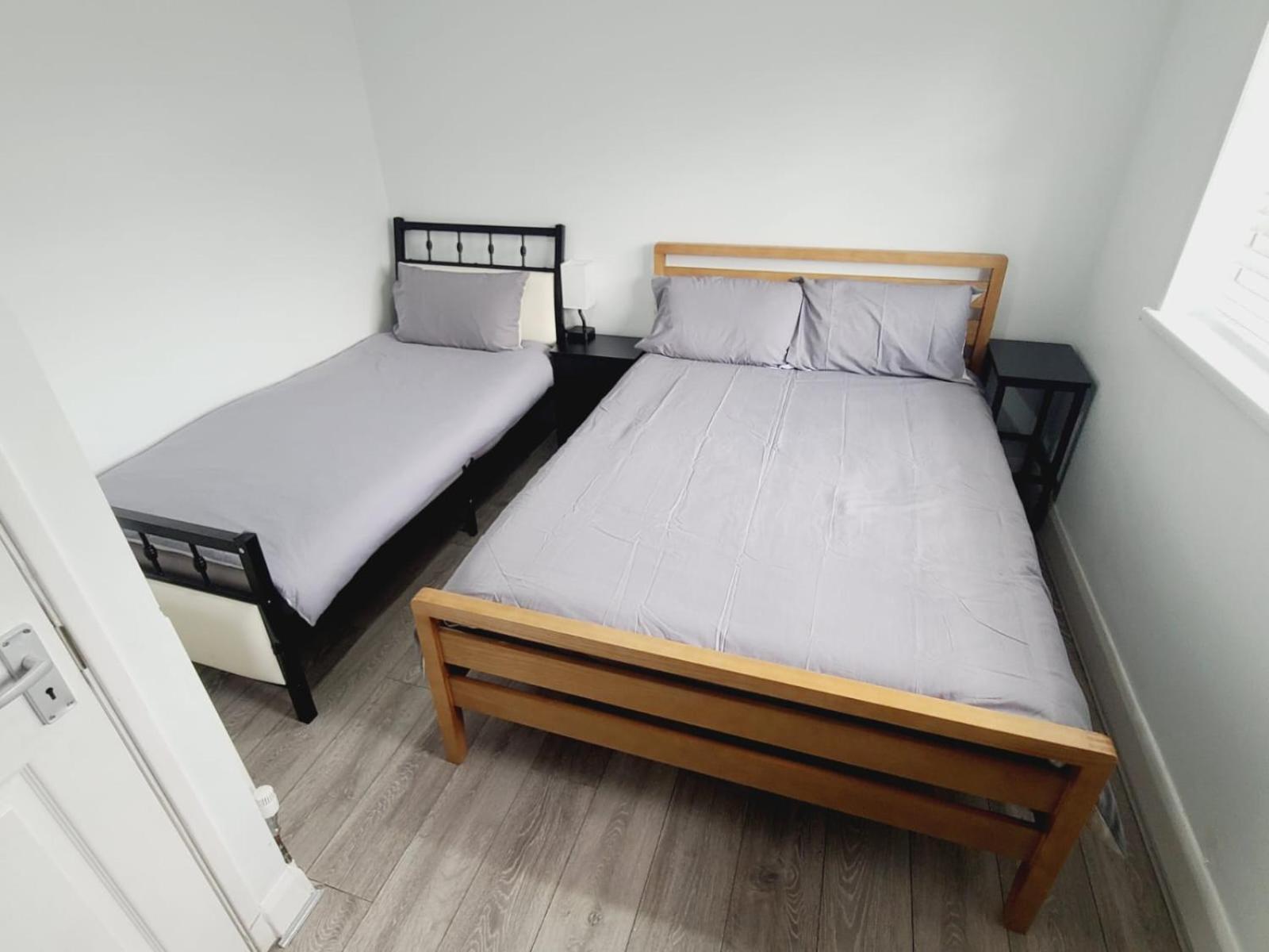 Roomz-Gatwick-London-Airport Parking-Travel Service Ifield Exteriör bild