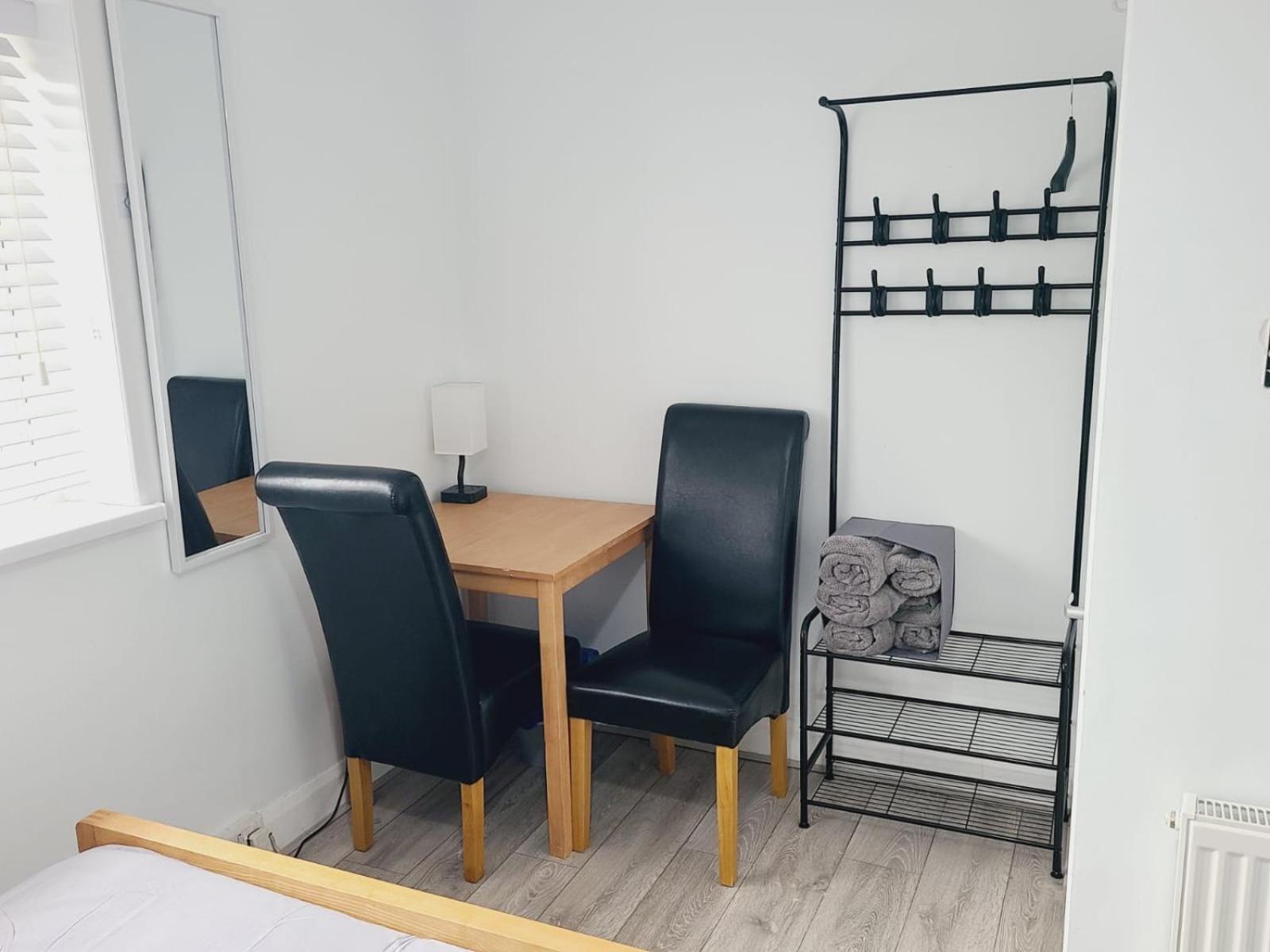 Roomz-Gatwick-London-Airport Parking-Travel Service Ifield Exteriör bild