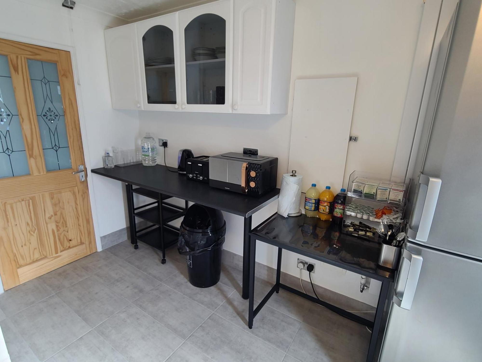 Roomz-Gatwick-London-Airport Parking-Travel Service Ifield Exteriör bild