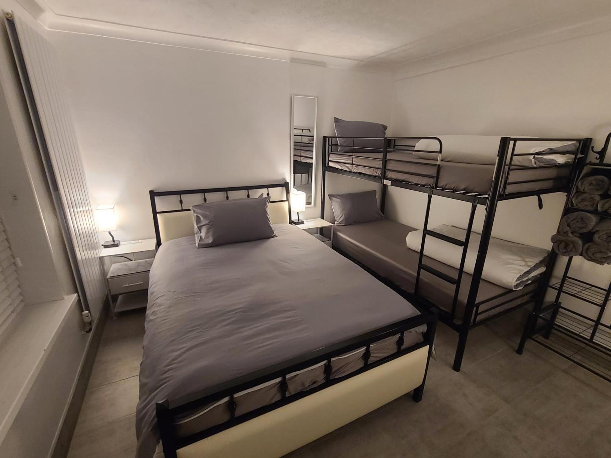 Roomz-Gatwick-London-Airport Parking-Travel Service Ifield Exteriör bild